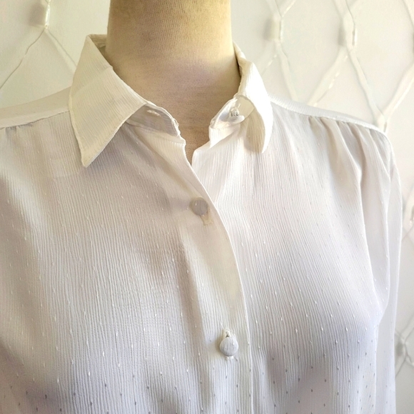 - Vintage 70s Blouse in Crisp White • Button Down • USA Made • Est Medium - Picture 2 of 9